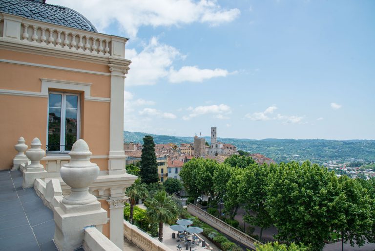 Photo de la vieille ville depuis la palais des congrès de Grasse