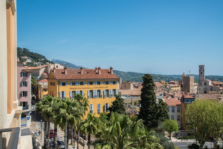 Photo du MIP et de la cité historique depuis le palais des congrès de Grasse