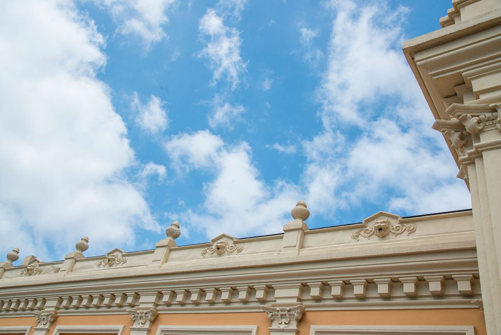 Photo d'un détail architectural de la façade du palais des congrès de Grasse