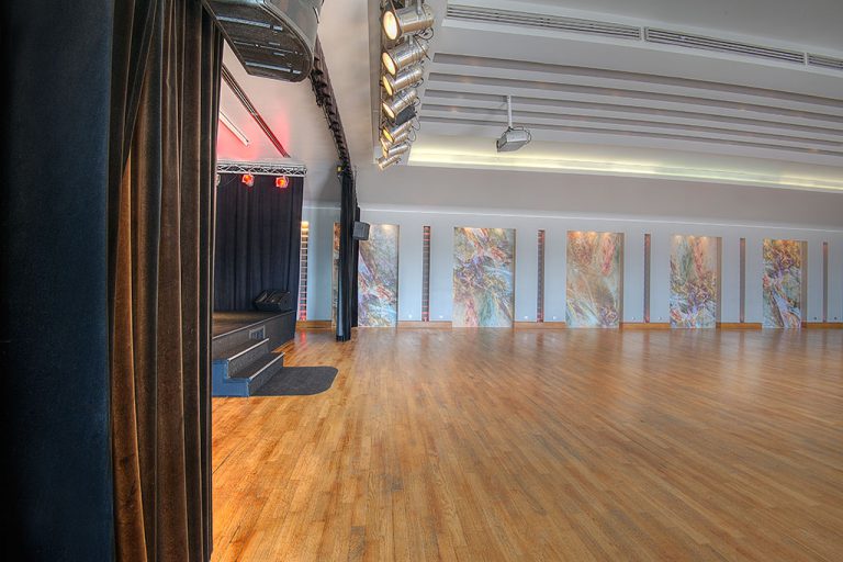 Photo de la scène de la salle de gala du palais des congrès de Grasse