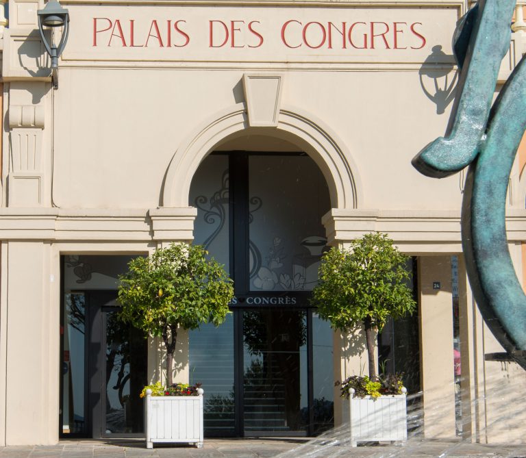 Photo de l'entrée principale du palais des congrès de Grasse