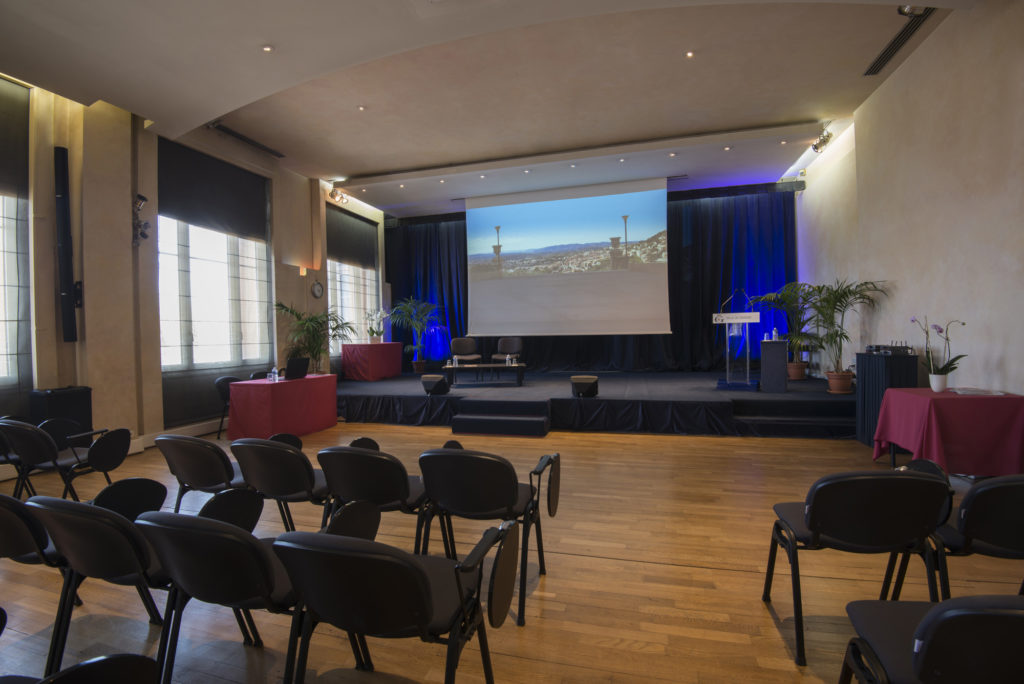 Photo de la scène de la salle plénière du palais des congrès de Grasse