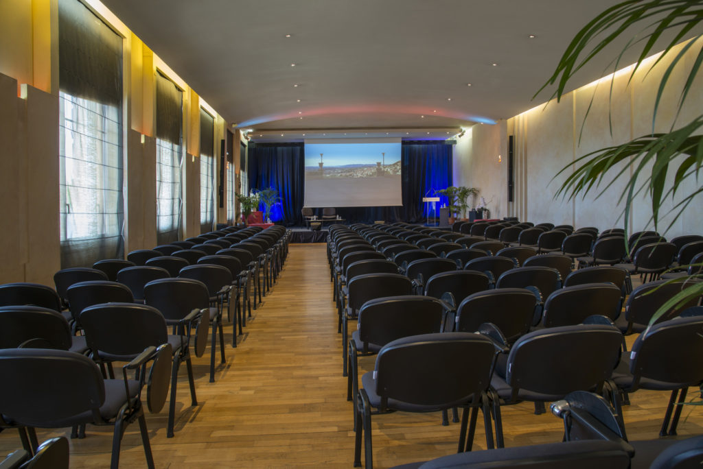 Photo de la salle plénière du palais des congrès de Grasse